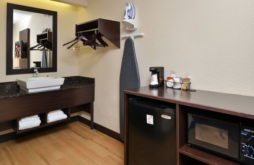 Secaucus House | Making The Best Memories Along The Way! Free Parking, Budget-friendly Property