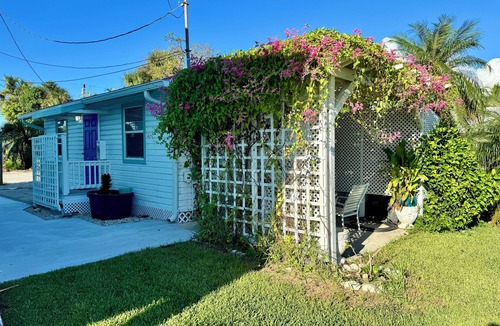 Bokeelia Cottage | Malu Lani Cottage at Pirates Cove Inn & Marina - Boat Slip Included