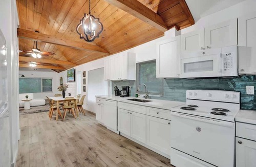Sailboat Bend House | Mango Tropical Oasis 2BR House and Pool