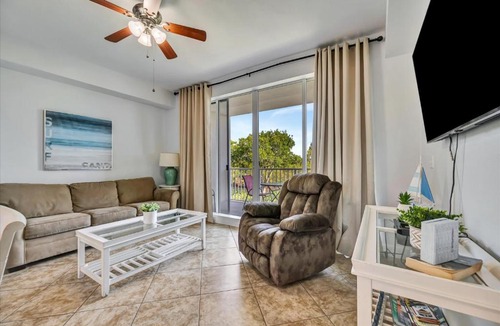 Ruskin House | Mangrove Waterway View Sleeps 4 Pool & Courts