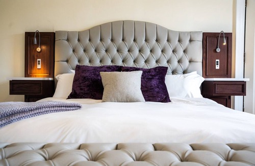 LaGrange House | Margot Suite - Truitt Vanderbilt Club - King room with bath and bistro