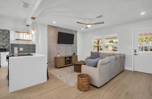 Bay Esplanade House | Marie's Oasis‐4 min walk to sandy white beaches!