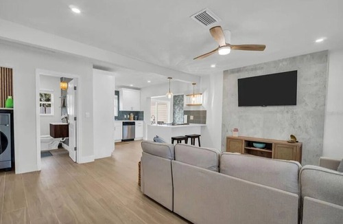 Bay Esplanade House | Marie's Oasis‐4 min walk to sandy white beaches!