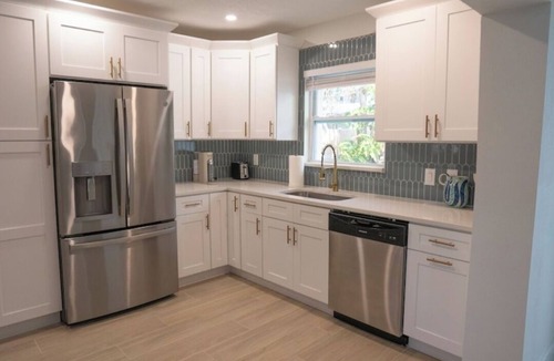 Bay Esplanade House | Marie's Oasis‐4 min walk to sandy white beaches!