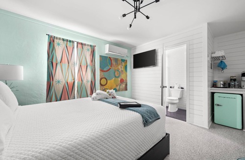 Port St. Joe Hotel | Marina Anne Monroe | Cool Mint Boutique Suite