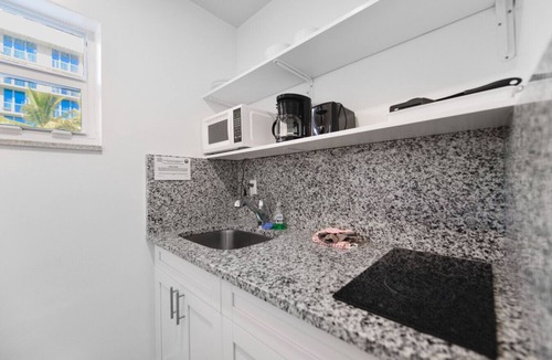 Hollywood Condo | MARINER M23 · Splendid 1/1 Bedroom Steps away from the beach!