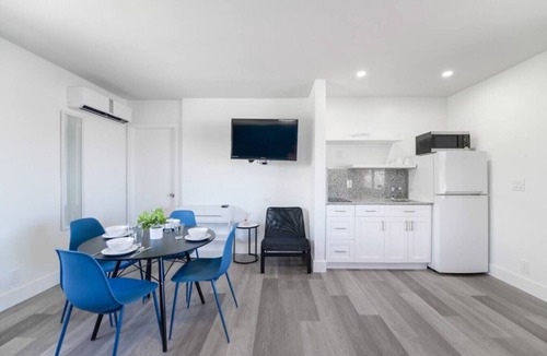 Hollywood Condo | MARINER M37 · Fantastic 1/1 Bedroom Steps away from the beach!