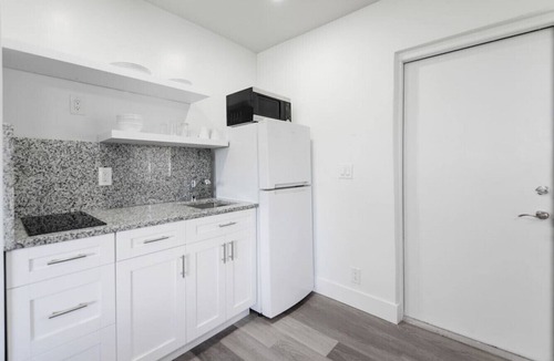 Hollywood Condo | MARINER M37 · Fantastic 1/1 Bedroom Steps away from the beach!