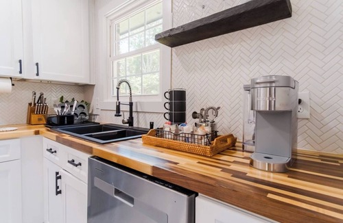 Thunderbolt House | Mariner’s Rest | 5BR Game Room, Near Beach