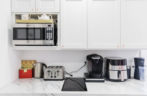 Southeast Yonkers House | Marvelous 4-bedroom house in Woodlawn Heights, family friendly.