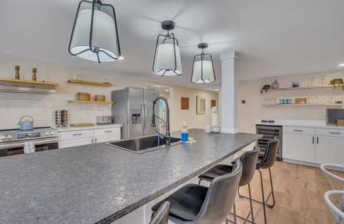 Manning House | Marvelous Manning: 4-Bdr + Studio + Gameroom