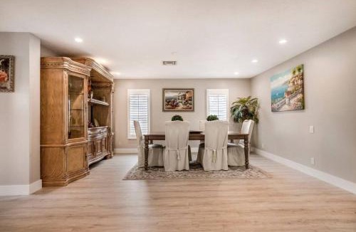 Wellington House | Massive 6 bedroom with Pool