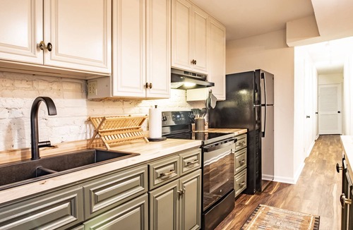 Historic Downtown Savannah House | Massive Victorian House w/Private Courtyard ★ 5APTS/9BDRS ★ Near Forsyth Park
