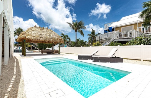 Big Coppitt Key House | Mermaid Hideaway: Charming 2BR Canal Front Home with Pool, Tiki, Dockage, and Dog-Friendly Amenities