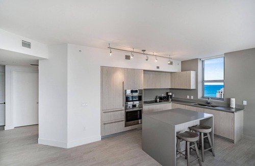 Hollywood South Central Beach Condo | Miami Escape, 16th Floor – Near Hollywood Beach