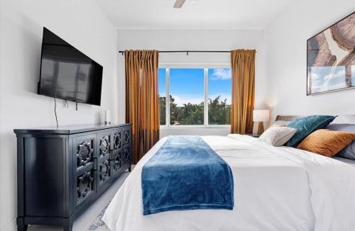 Northeast Coconut Grove Villa | Miami Luxury 4BR Oasis with Private Pool, Outdoor Kitchen & Patio