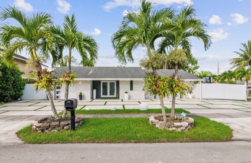 Three Lakes House | Miami luxury vacation home with heated pool & jacuzzi