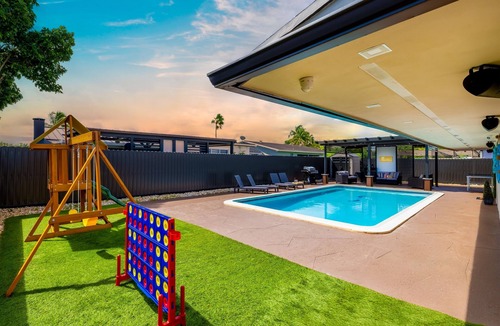 West Perrine House | Miami Retreat for 12 Salt Pool 120″Screen Suite