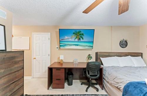 Southside Apartment | Mid-Century Studio Kitchenette Wi-Fi