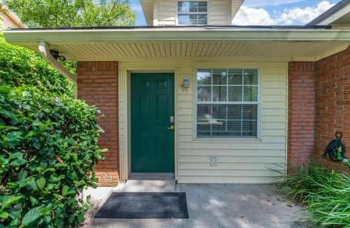 Southside Apartment | Mid-Century Studio Kitchenette Wi-Fi