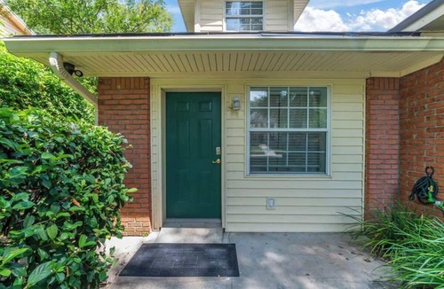 Southside Apartment | "Mid-Century Studio" Kitchenette, Wi-Fi
