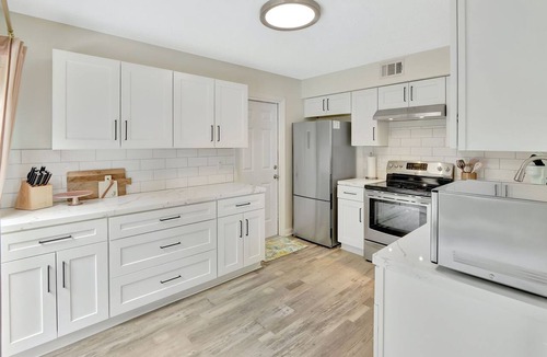 Jupiter House | Minutes 2 Jupiter Beach SaltwaterPool BBQ Playroom