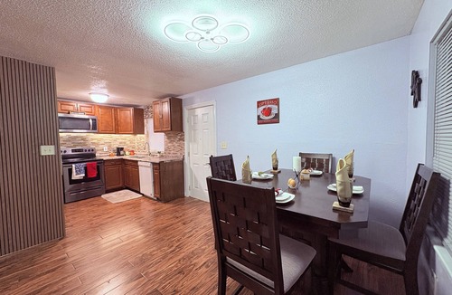 Carver Shores House | Minutes Away from the Famous Universal Studios & Other Renowned Attractions