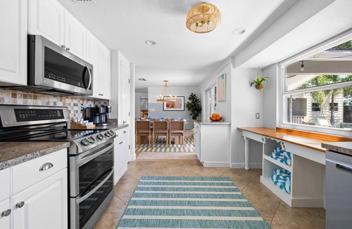 Palma Sola House | Minutes to Anna Maria Island | Pool & Mini Golf