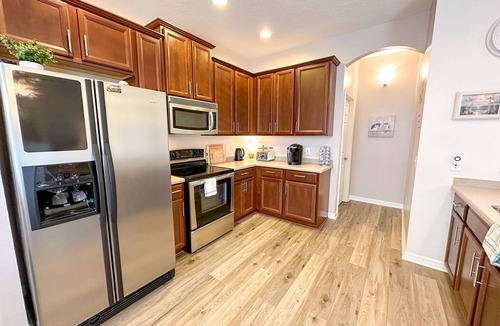 Ruskin House | Minutes to I-75 & HWY-41! Private Room w/WIFI, Queen Bed, Desk & TV