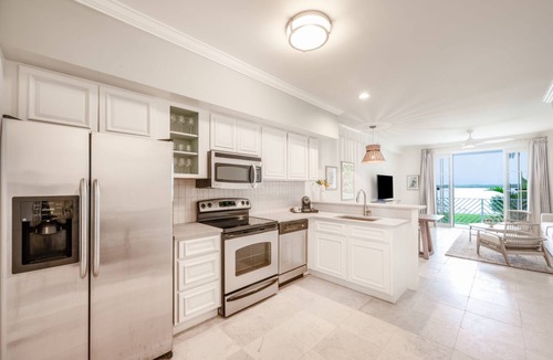Islamorada Villa | Minutes to Library Beach Park! 2 Villa w/Living Area | Free Onsite Parking