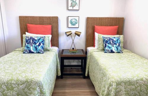 Iona Apartment | Minutes to Sanibel with Heated Pool, Tennis and Beach Gear