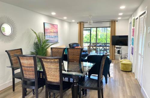 Iona Apartment | Minutes to Sanibel with Heated Pool, Tennis and Beach Gear