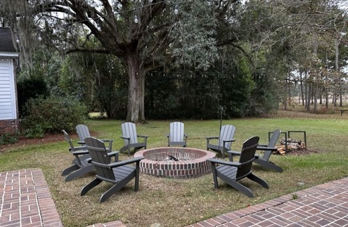 Fowlstown House | Mistletoe Retreat: Large estate on FL-GA line. 6-8 BRs sleeps 16. n