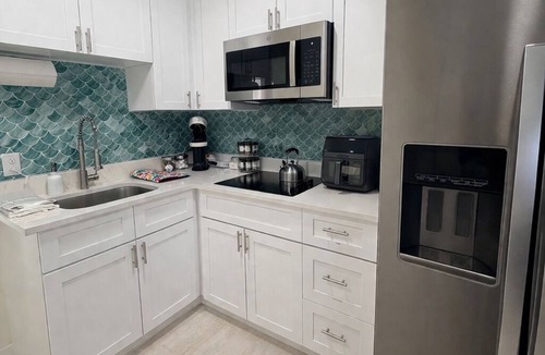 Southside House | Modern 1BR w/Hot Tub/Prime Location/Sleeps 5