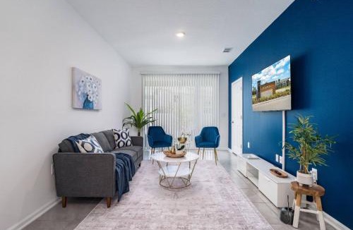Baymeadows House | Modern 2 BR Townhome | Close 2 Beach.