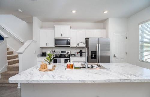 Baymeadows House | Modern 2 BR Townhome | Close 2 Beach.