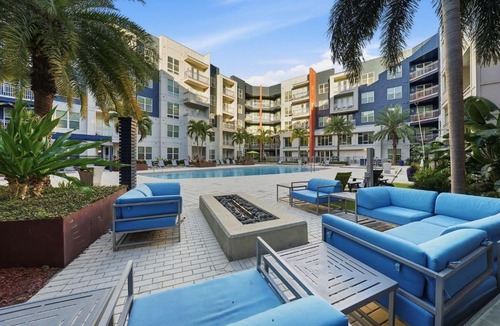 Courier City - Oscawana Apartment | Modern 2BR w Pool Pet-Friendly Unit #18