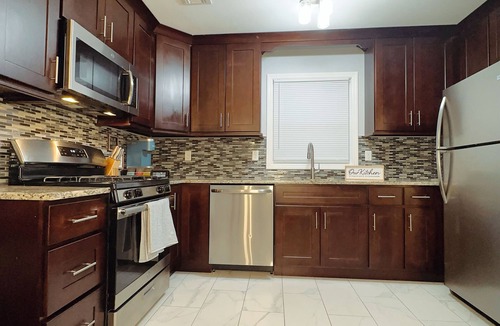 Elizabeth Apartment | Modern 3BR 2BA Near EWR & NYC Parking