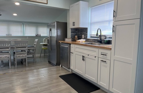 Tropic House | Modern 3BR Retreat w/Hot Tub, King Beds & Spacious Backyard