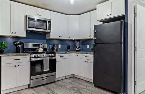 South Side House | Modern 3BR Skyline Retreat w/Rooftop Deck + Free Parking + Views