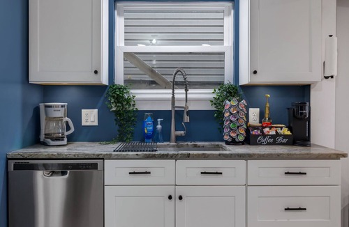 South Side House | Modern 3BR Skyline Retreat w/Rooftop Deck + Free Parking + Views