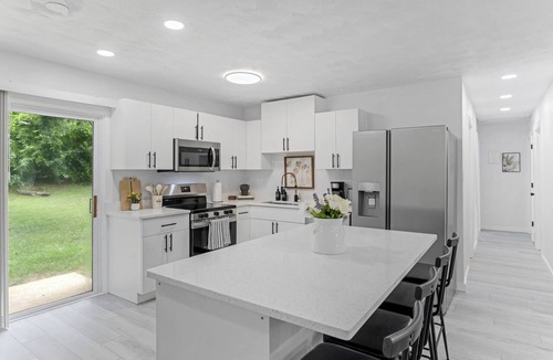 Arcadia House | Modern 3BR with Game Room, Sleeps 8, Family-Friendly