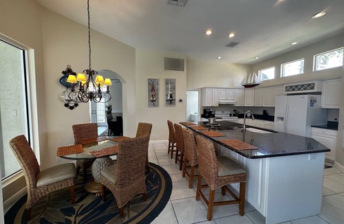 Central Naples House | MODERN 4BDR VILLA, LAKE VIEWS, WARM SALT WATER POOL, CLOSE TO BEACH, SEE VIDEO