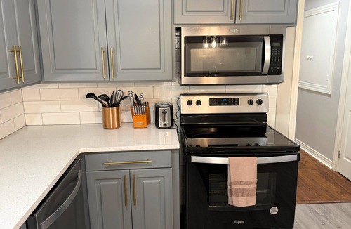 Bainbridge House | Modern 4BR/2BA Family Retreat Home in Bainbridge