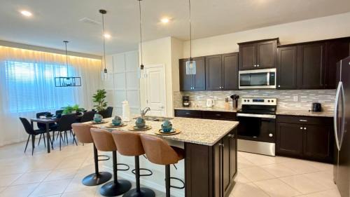 Four Corners House | Modern 5BR Getaway w Heated Pool & Game Room