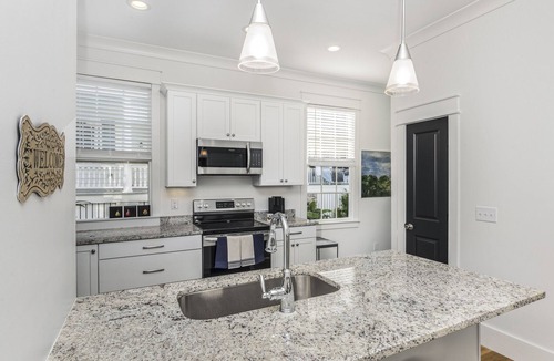 Harleston Village House | Modern Amenities in Historic Charleston's Harleston Village