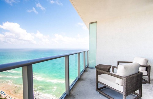 Hollywood South Central Beach Condo | Modern and cozy condo w/amazing ocean views. WIFI + Nespresso