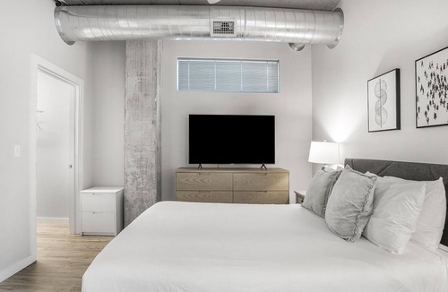 Historic Old Northeast Apartment | Modern Apartment in Prime Location (ID2344X96)