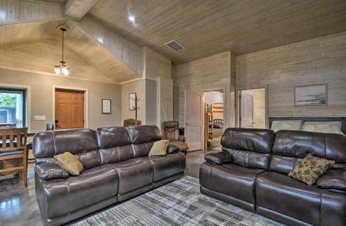 Arcadia House | Modern Arcadia Farmhouse on 80 Acres w/Fire Pit!