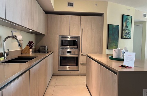 Hollywood South Central Beach Condo | Modern Beachfront Condo with Stunning Ocean View